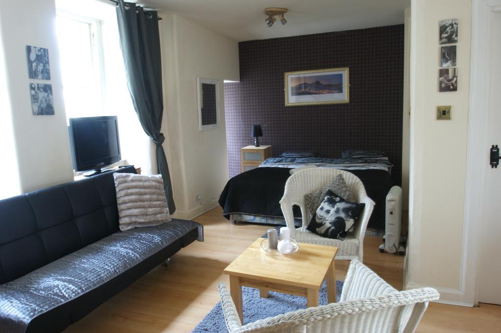 Royal Mile Group Apartments Единбург Стая снимка
