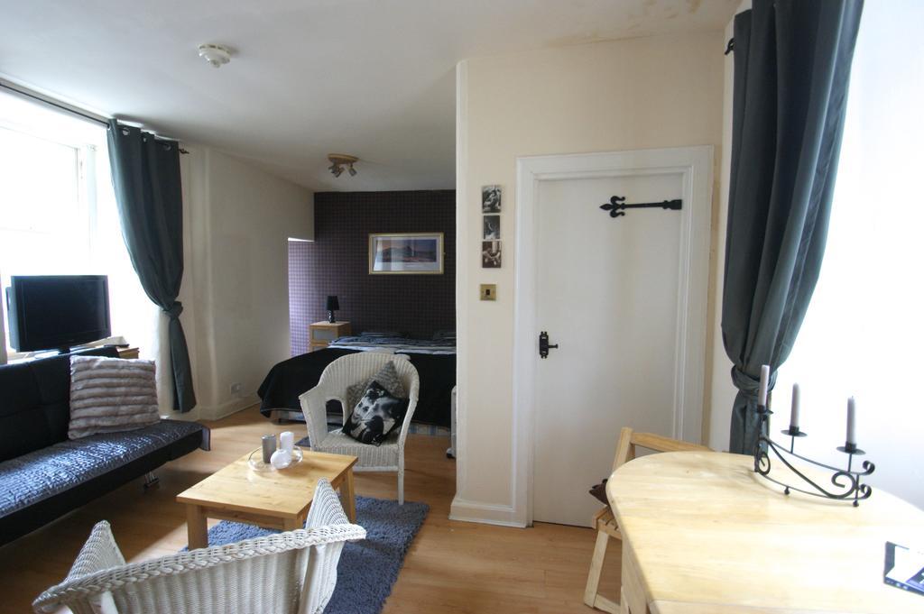 Royal Mile Group Apartments Единбург Стая снимка
