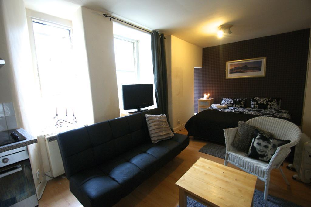 Royal Mile Group Apartments Единбург Стая снимка